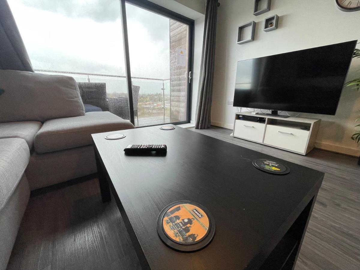 Balcony Marina Apartment With City Skyline Views - Free Secure Parking Manchester Exterior photo